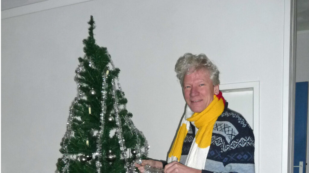 Ton ruimt kerstboom op met Oeteldonkse sjaal om