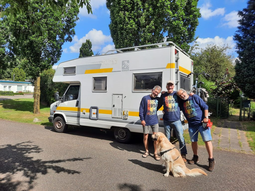 Old men on tour vertrek